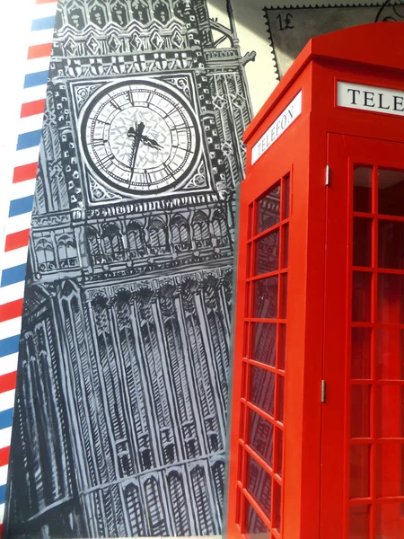 Telefono Rosso Box Grafitti Big Ben Londra — Foto Stock