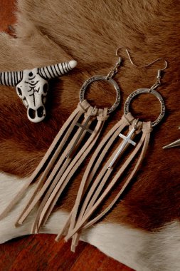 Hayvan kafatası, boğa kafası ve inek derisi arka planı olan Hint mücevherleri.. 