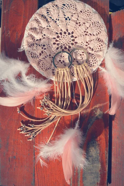 Indiska Smycken Läder Örhängen Med Dreamcatcher Och Fjädrar Trä Bakgrund — Stockfoto