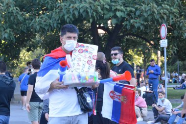 Belgrad, Sırbistan 'da 9 Temmuz 2020 tarihli protestolar, maskeli insanlar.