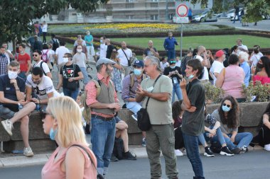 Belgrad, Sırbistan 'da 9 Temmuz 2020 tarihli protestolar, maskeli insanlar.