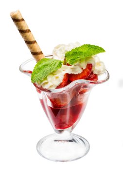  Tatlı krem ve çilek şurubu ile. Beyaz bir arka plan üzerinde