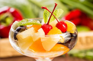 Caprese. Taze domates ve mozzarella peyniri ile iştah açıcı. Beyaz bir tabak ve beyaz bir arka plan üzerinde