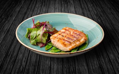 Yeşil kırmızı biber ve marul ızgara somon