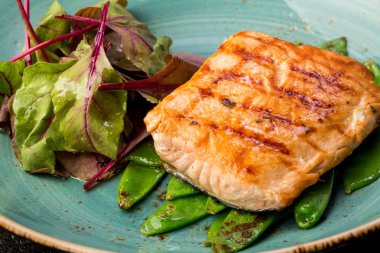 Yeşil kırmızı biber ve marul ızgara somon