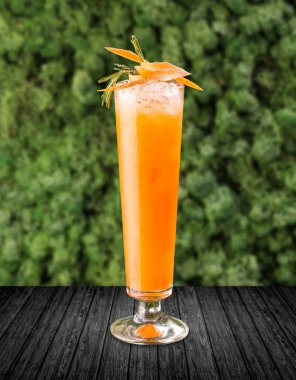 limonata ahşap masa ve yeşil arka plan yenileme