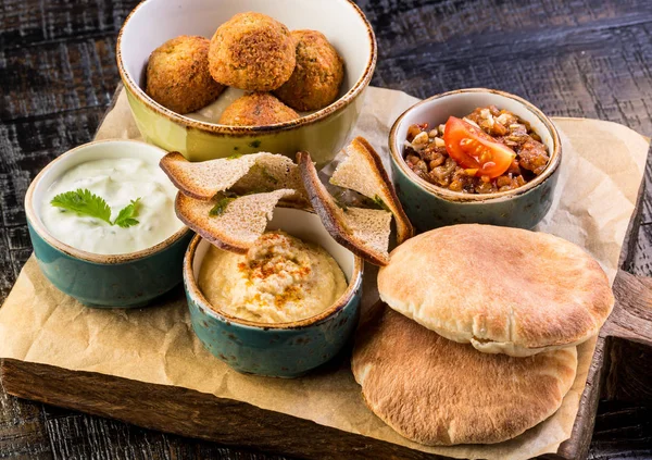 Siyah ahşap zemin üzerine ahşap tahta üzerinde çeşitli aperatifler