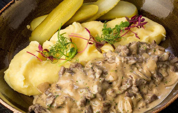 Sığır straganof patates püresi ve turşu ile