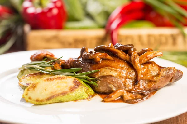 Kızarmış ördek bacak mantar ve kızarmış kabak ve biberiye