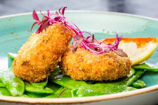 Ekmek kırıntıları, yeşil biber ve limon ile yengeç pirzola