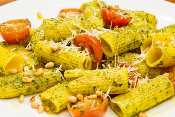 Pasta Con Queso Parmesano Espinacas Tomates Piñones — Foto de Stock