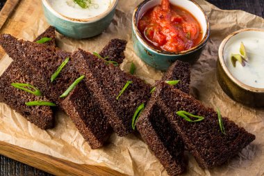 Çavdar sarımsak croutons üç soslar