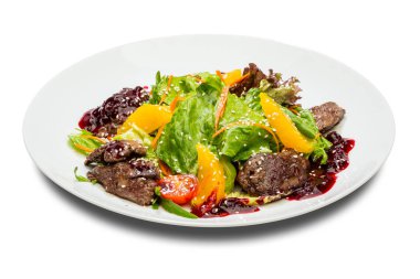 Dana Bonfile Salatası, salata yaprakları, domates, portakal, susam. Beyaz bir tabak ve beyaz bir arka plan üzerinde