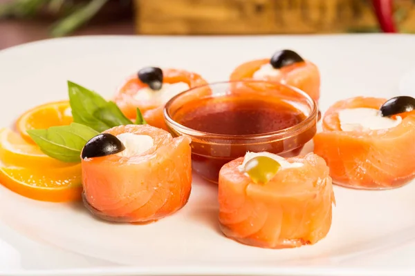 Tuzlanmış somon Buko krem peynirli rulo. Beyaz bir plaka üzerinde