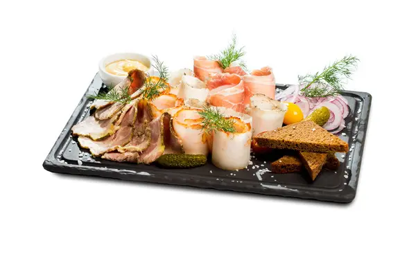 bir ahşap tahta üzerinde domuz keser