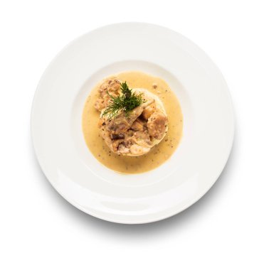 soslu patates püresi yuvarlak beyaz tabakta yan yemeği ile bıldırcın