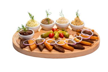 meze çeşitli kruton ve oval ahşap panosunda çeşitli soslar