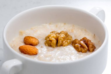 hayalarına bir seramik tabak yulaf ezmesi