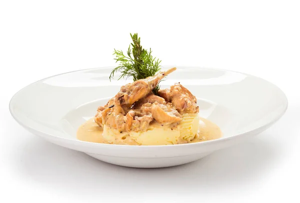 soslu patates püresi yuvarlak beyaz tabakta yan yemeği ile bıldırcın