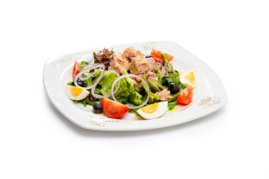 domates soğan ve yumurta konserve ton balığı salatası