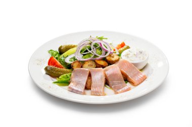Ringa balığı meze soğan patates ve salatalık turşusu ve sarımsak sosu ile
