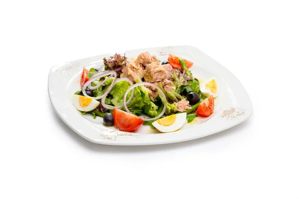 domates soğan ve yumurta konserve ton balığı salatası