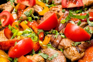bir ca taze sebze ile süslenmiş patates ile rosto et