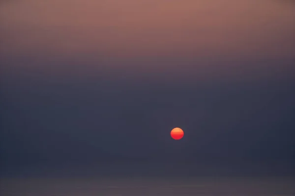 Doğal Günbatımı Saha ya da Meadow 'da. Parlak Dramatik Gökyüzü ve Karanlık Yer. Sunset Dawn Sunrise 'da Renkli Gökyüzü Altında Kırsal Manzara. Sun Over Skyline, Horizon. Sıcak Renkler.