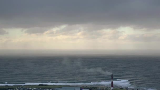 De hautes vagues dans l'océan. Vagues Géantes Bleu Océan à Sakhalin Vue Aérienne . — Video