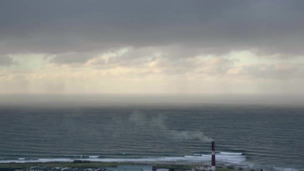 Onde alte nell'oceano. Onde giganti dell'oceano blu nella vista aerea di Sakhalin . — Video Stock