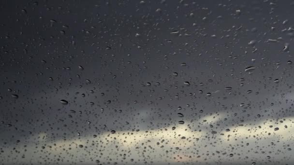 Días de lluvia, lluvia fuerte cayendo sobre la superficie de la ventana — Vídeo de stock