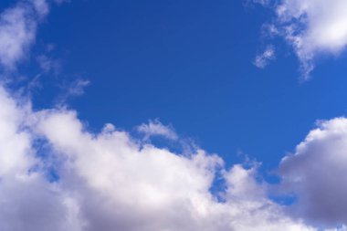 bulut ile mavi gökyüzü ufukta sonbahar gün kapatın