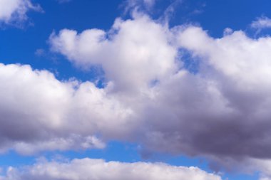 bulut ile mavi gökyüzü ufukta sonbahar gün kapatın