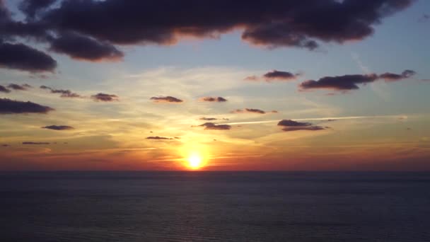 1080 Fps の上雲フロート サハリン海峡に夕日が Fanning — ストック動画