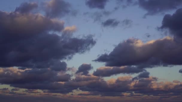 Mooie Avond Zonsondergang Lucht Lucht Zweven Wolken Boven Zee 1080P — Stockvideo