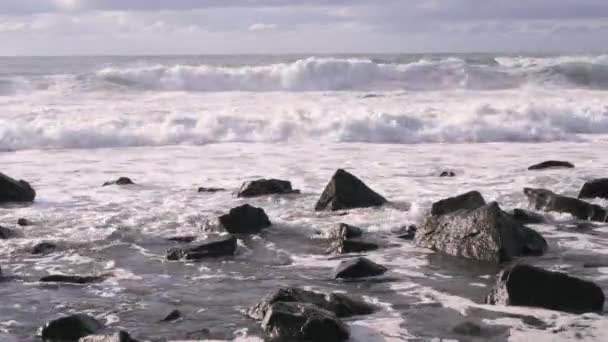 Ondas altas no oceano. Ondas gigantes do oceano azul Vista aérea de Sakhalin . — Vídeo de Stock