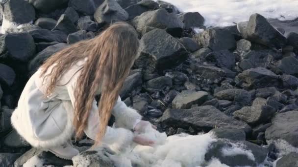 Een Jong Meisje Een Elegante Jas Wandelingen Het Strand Een — Stockvideo