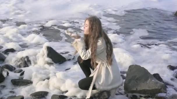 Una Joven Con Abrigo Elegante Camina Por Playa Admirando Una — Vídeos de Stock