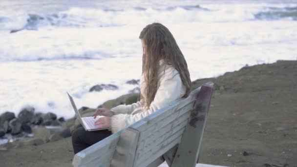 Menina Bonita Nova Admirando Pôr Sol Pelo Mar Senta Banco — Vídeo de Stock