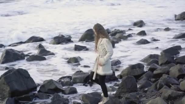 Ένα Νεαρό Κορίτσι Ένα Κομψό Παλτό Βόλτες Στην Παραλία Θαυμάζοντας — Αρχείο Βίντεο