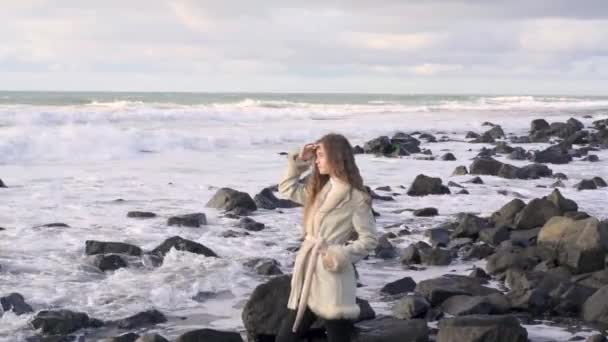 Une Jeune Fille Manteau Élégant Promène Sur Plage Admirant Beau — Video