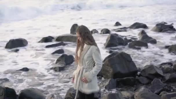 Uma Jovem Com Casaco Elegante Caminha Praia Admirando Belo Pôr — Vídeo de Stock