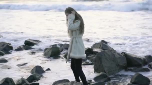 Uma Jovem Senta Praia Admirando Belo Pôr Sol Jogando Seixos — Vídeo de Stock