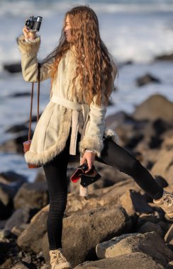 4 k, 30 kare/sn, timelapse sonbahar sabahı güzel tepeler elektrik metal yukarıda geçerli clear dalgalar Dawn'la uyanır kırmızı güneş disk kule