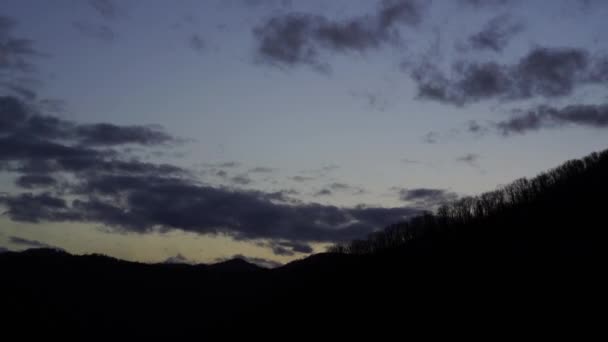 红日圆盘在美丽的山丘上升起 目前多云的海浪在4公里 秋日早晨 — 图库视频影像