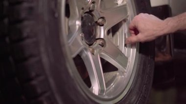 Bir araba tamircisi lastik basınçlı hava ile şişirilmiş ve safety.4k.30fps sürüş için basınç kontrol.