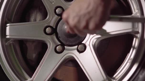 Bir Araba Tamircisi Garaj Kutusunda Araba Lastiği Nut 30Fps Sıkılaştırmak — Stok video