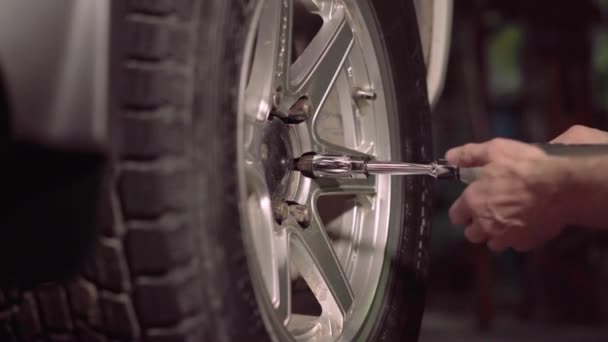 Bilmekaniker Rutan Garage Stramar Kontroller Med Hjälp Chock Skiftnyckel För — Stockvideo