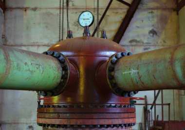 İstasyon demir boruları ile eski bir ısıtım kazanlar ve valf standları büyük bir odada.