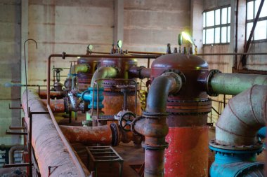 İstasyon demir boruları ile eski bir ısıtım kazanlar ve valf standları büyük bir odada.